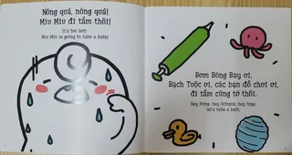 Miu Miu đi tắm cùng đồ chơi
