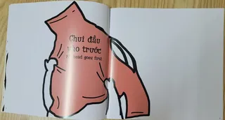 Chui đầu vào trước khi mặc áo