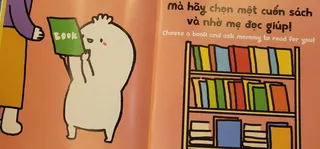 Bé chọn sách nhờ mẹ đọc cùng