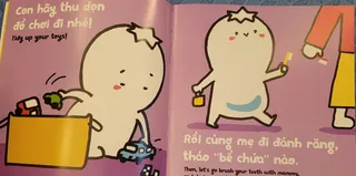 Bé dọn đồ chơi và đánh răng cùng mẹ