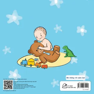 Bé chơi đồ chơi cùng gấu bông yêu thích