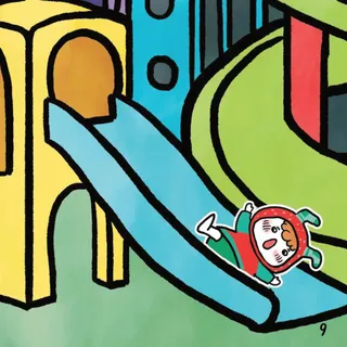 Bé vui vẻ trượt cầu trượt tại sân chơi