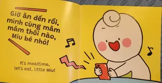Giờ ăn đến, bé Miu vui mừng cầm điện thoại