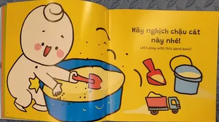 Bé nghịch chậu cát vui nhộn