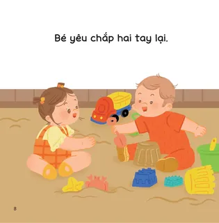 Bé yêu chắp hai tay lại khi chơi cát