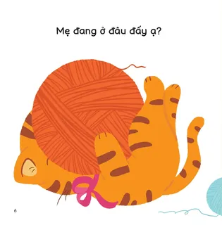 Mèo con chơi cuộn len tìm mẹ