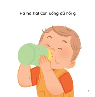 Bé uống đủ nước rồi, vui vẻ cười