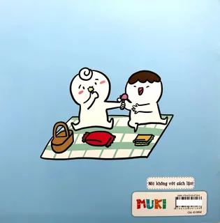 Hai bạn nhỏ cùng dã ngoại chia sẻ đồ ăn