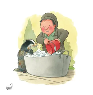 Ông già tắm cho chú lửng đáng yêu